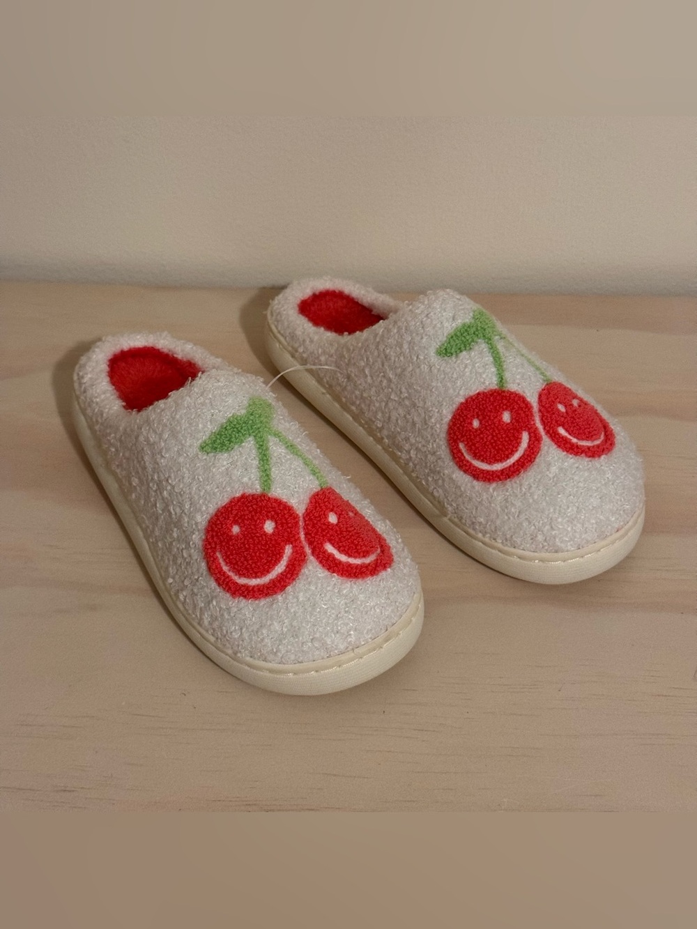 Womens Fuzzy Plush Cozy NonSlip Indoor Home Slippers Cartoon Cherries 5/6 NEW!